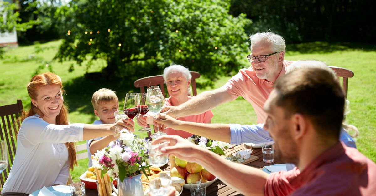Familie hygger i haven